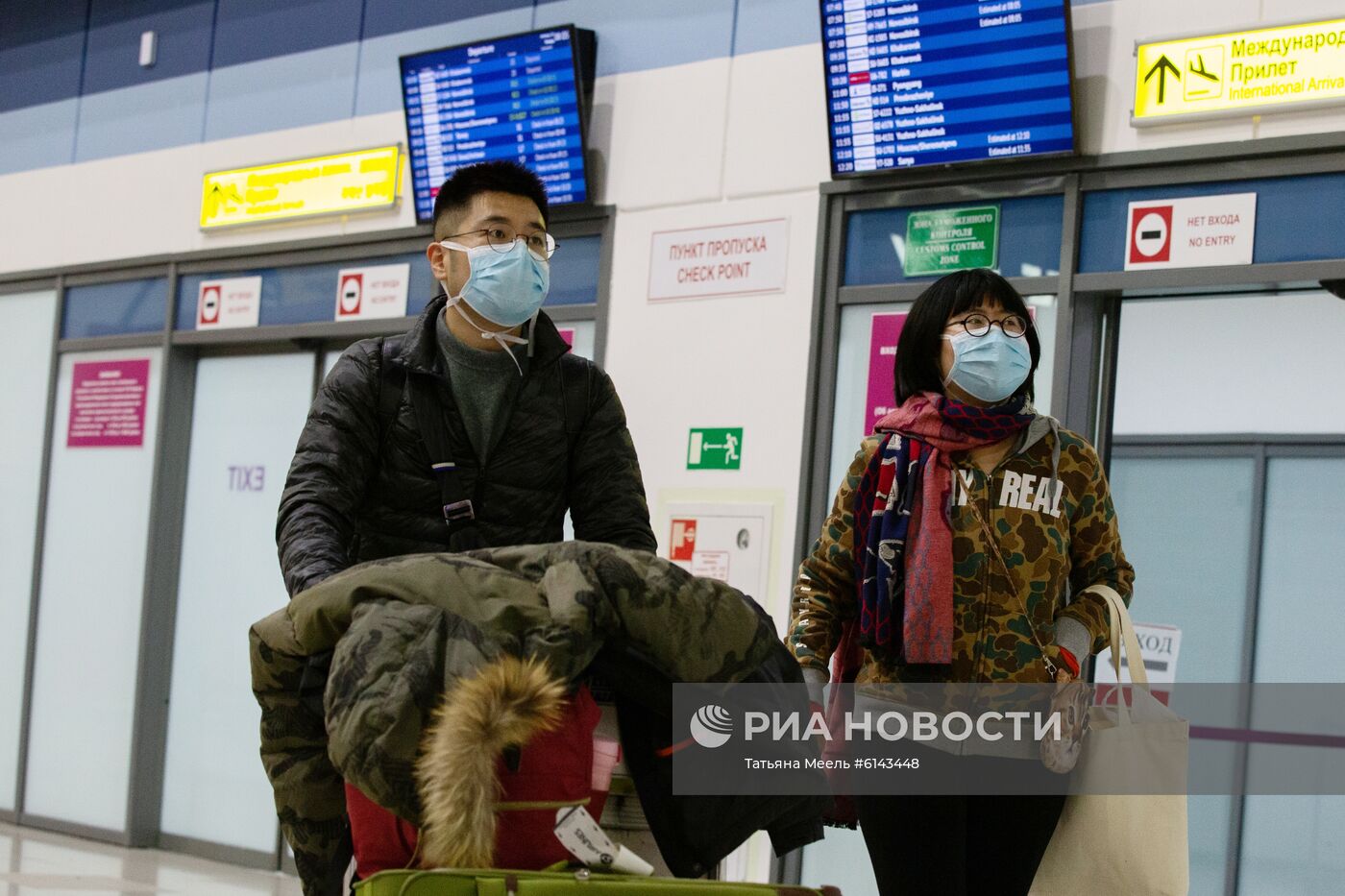 Пассажиры в зоне международных прилетов аэропорта Владивостока