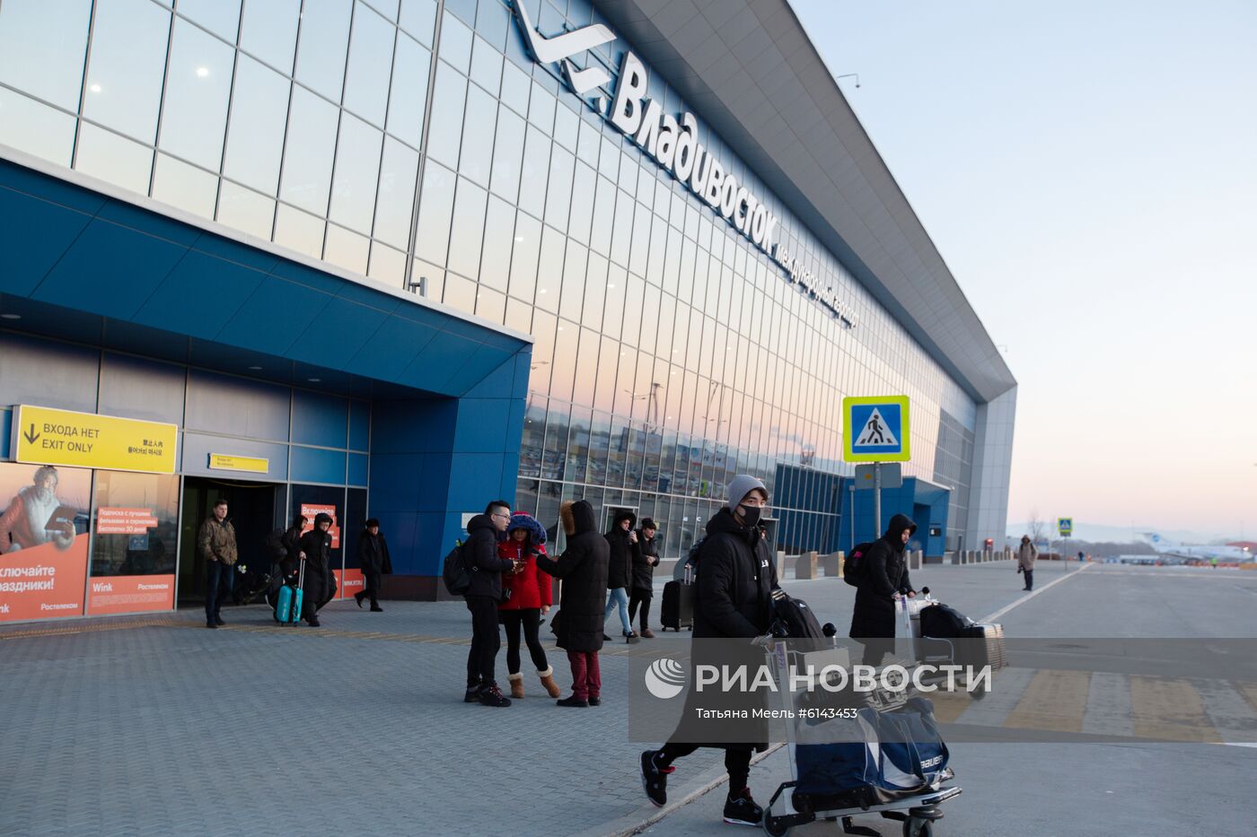 Пассажиры в зоне международных прилетов аэропорта Владивостока