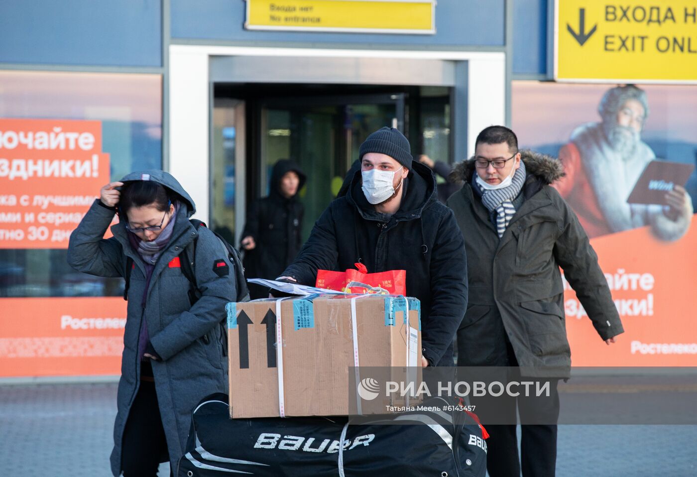 Пассажиры в зоне международных прилетов аэропорта Владивостока