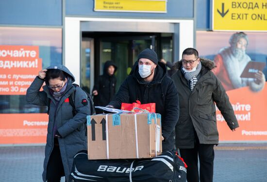 Пассажиры в зоне международных прилетов аэропорта Владивостока