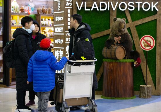 Пассажиры в зоне международных прилетов аэропорта Владивостока