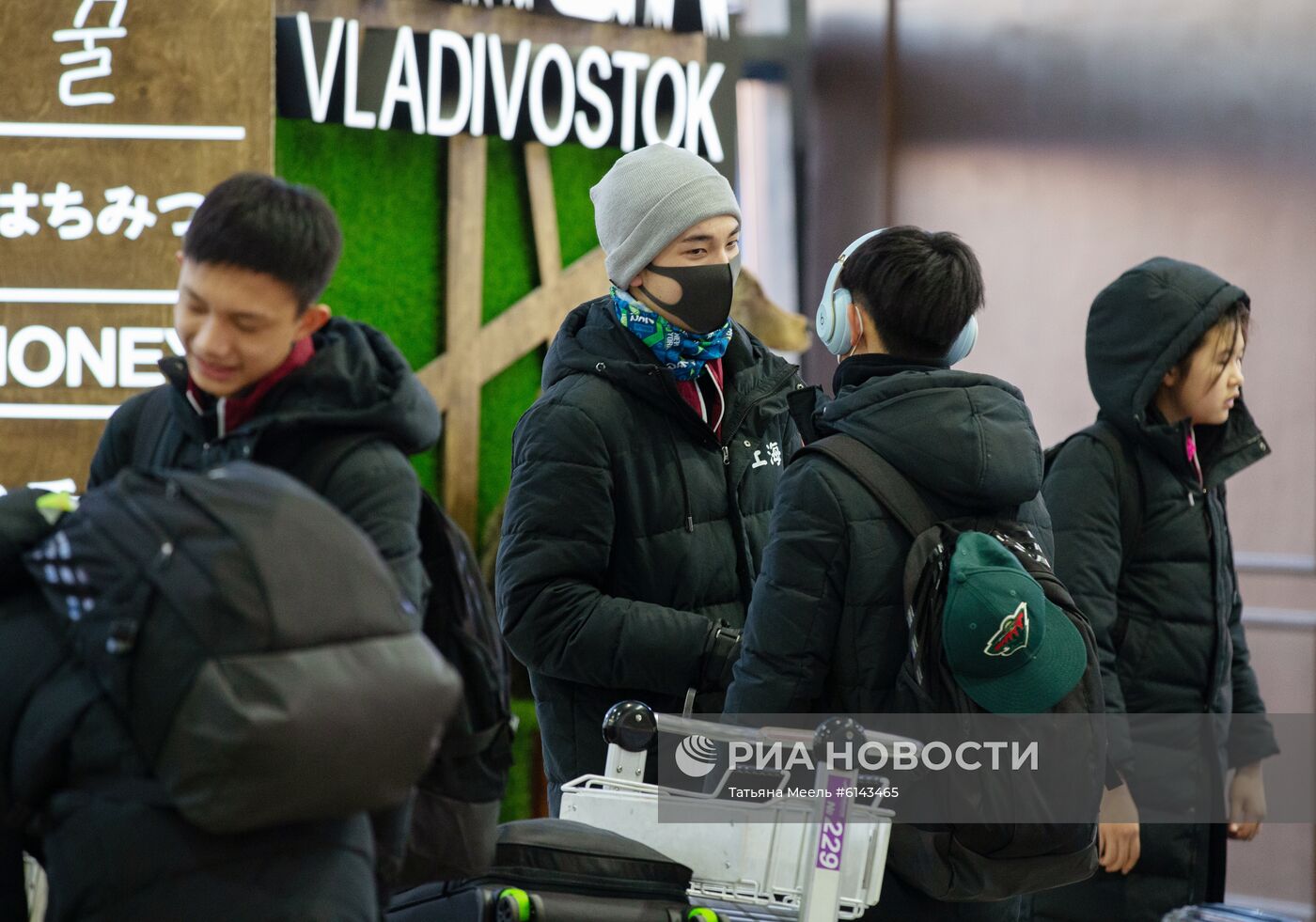 Пассажиры в зоне международных прилетов аэропорта Владивостока