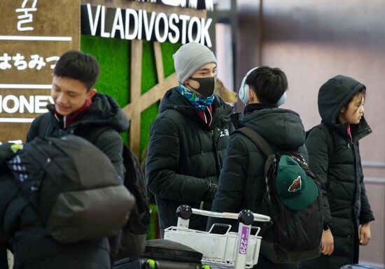 Пассажиры в зоне международных прилетов аэропорта Владивостока