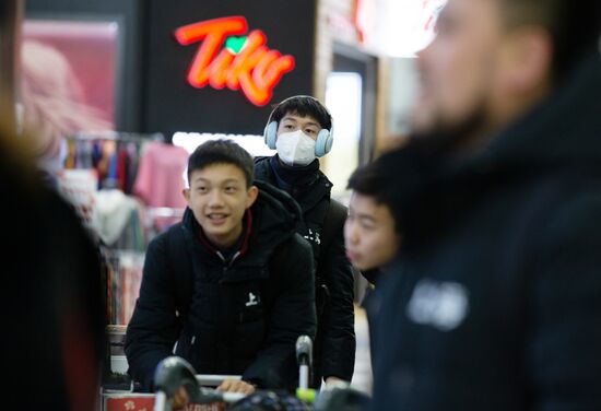 Пассажиры в зоне международных прилетов аэропорта Владивостока