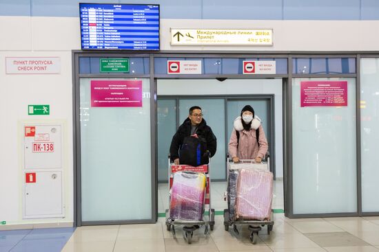 Пассажиры в зоне международных прилетов аэропорта Владивостока
