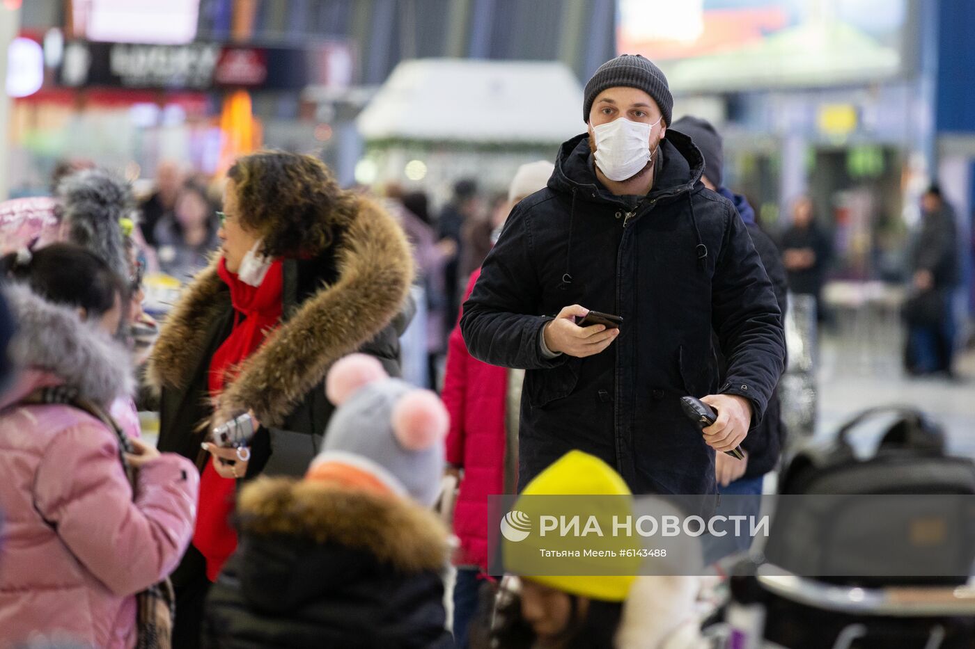 Пассажиры в зоне международных прилетов аэропорта Владивостока
