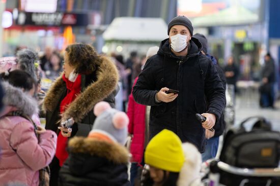 Пассажиры в зоне международных прилетов аэропорта Владивостока