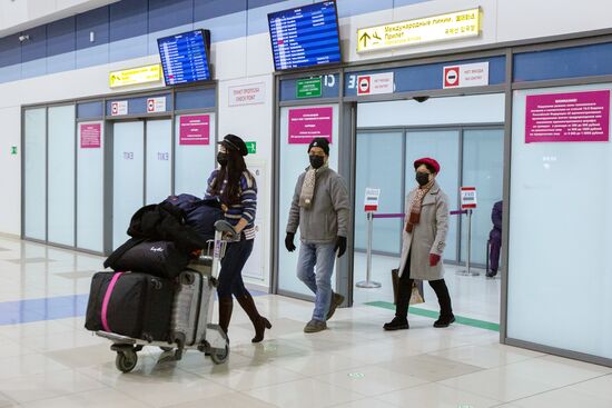 Пассажиры в зоне международных прилетов аэропорта Владивостока