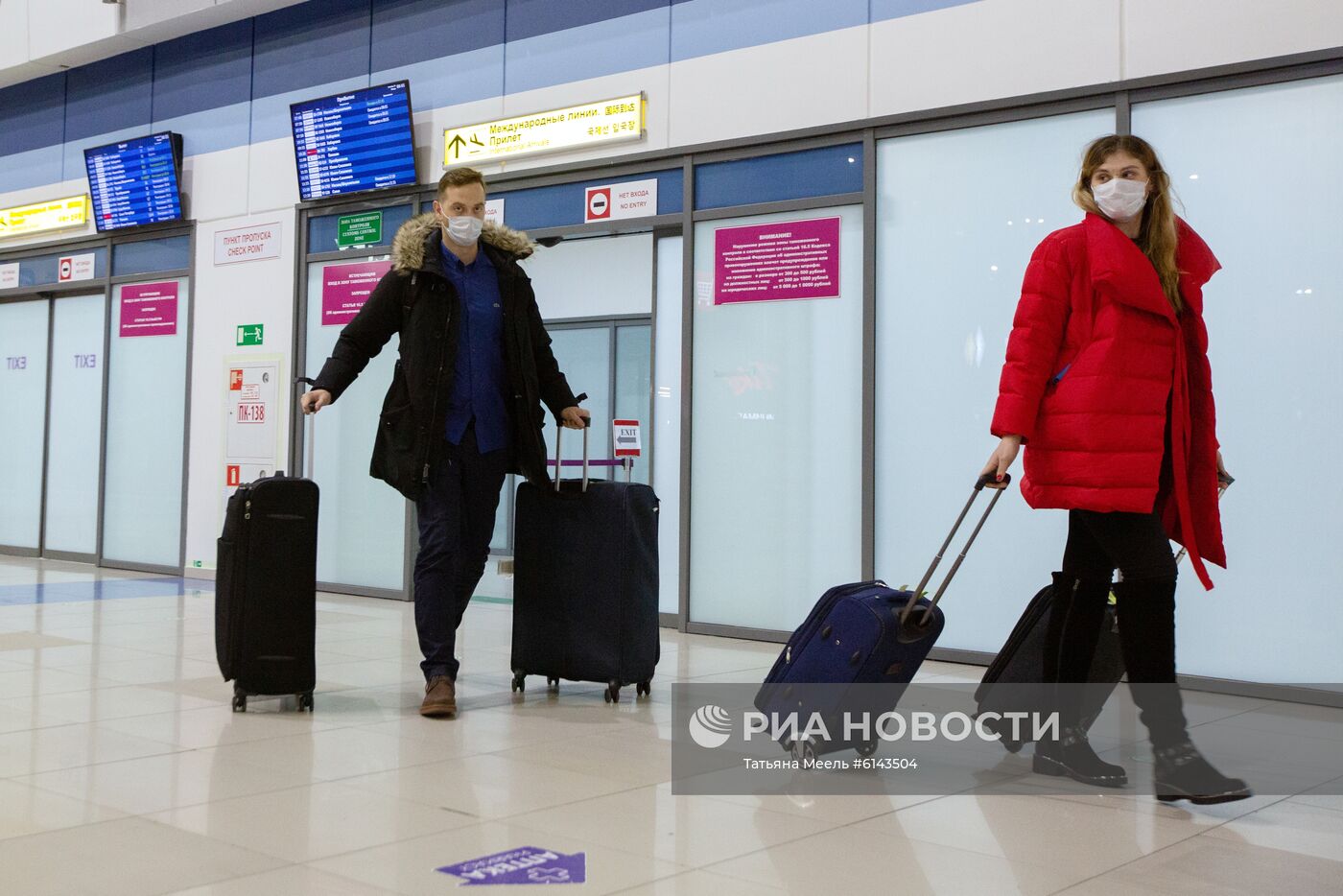 Пассажиры в зоне международных прилетов аэропорта Владивостока