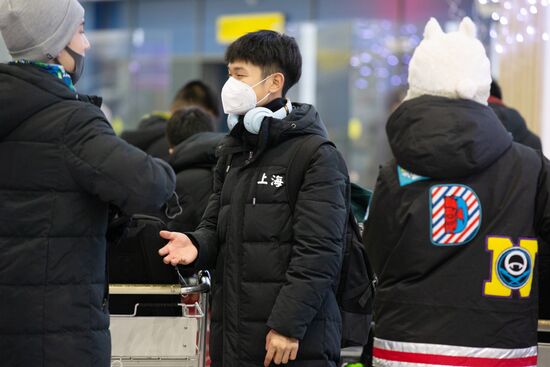 Пассажиры в зоне международных прилетов аэропорта Владивостока