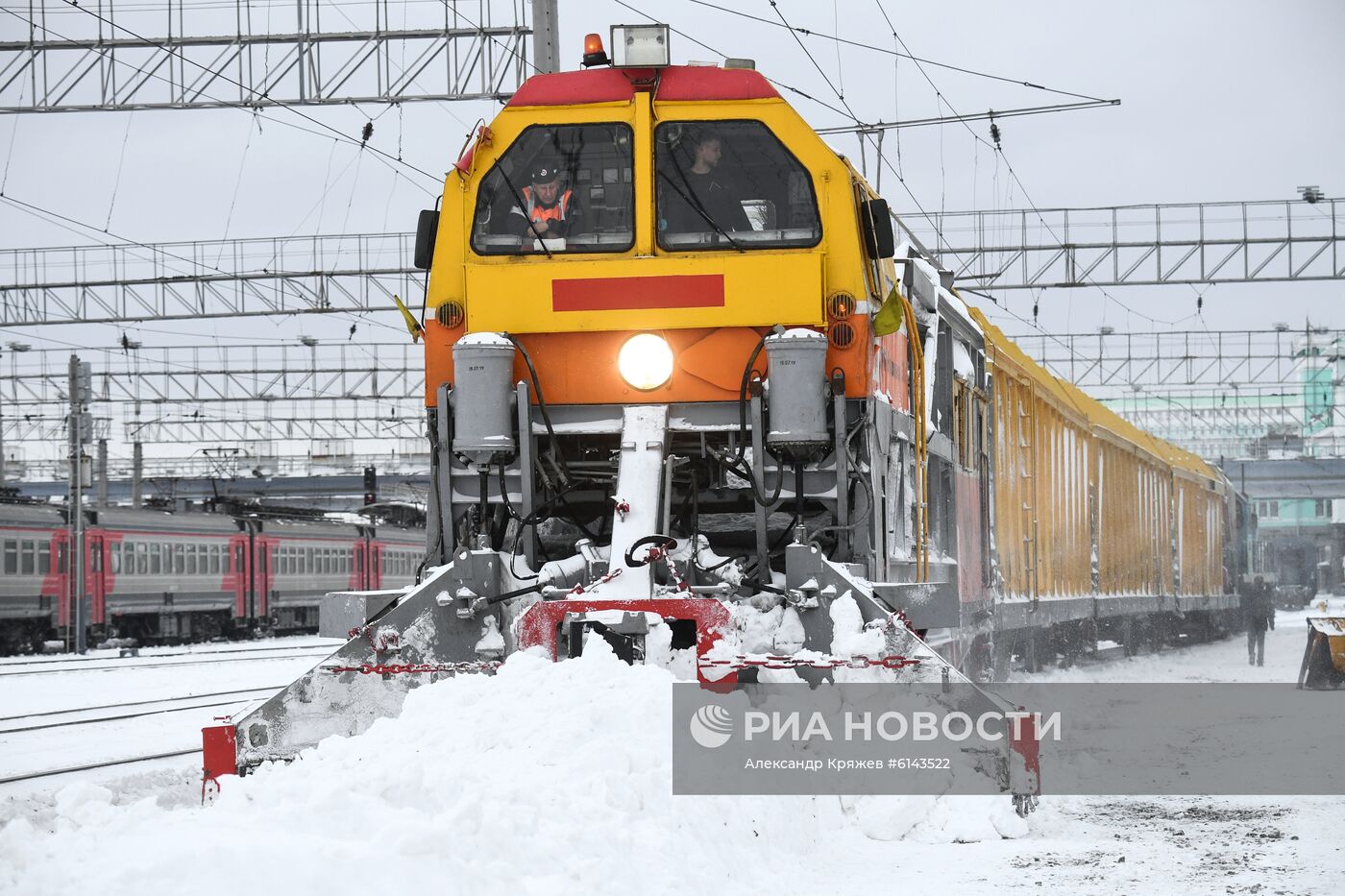 Уборка снега на железнодорожном вокзале в Новосибирске