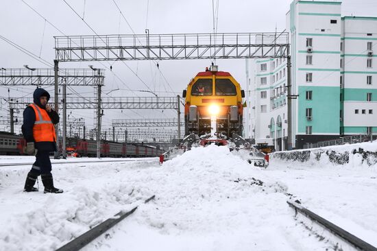 Уборка снега на железнодорожном вокзале в Новосибирске