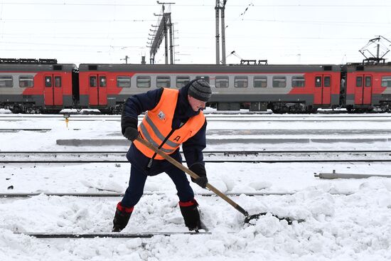 Уборка снега на железнодорожном вокзале в Новосибирске