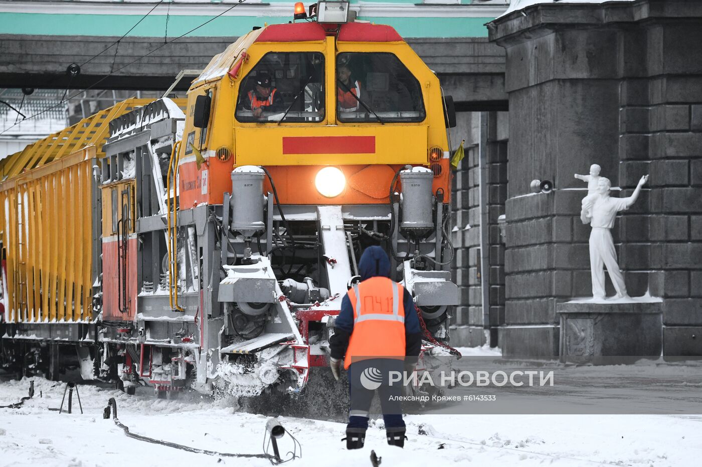 Уборка снега на железнодорожном вокзале в Новосибирске