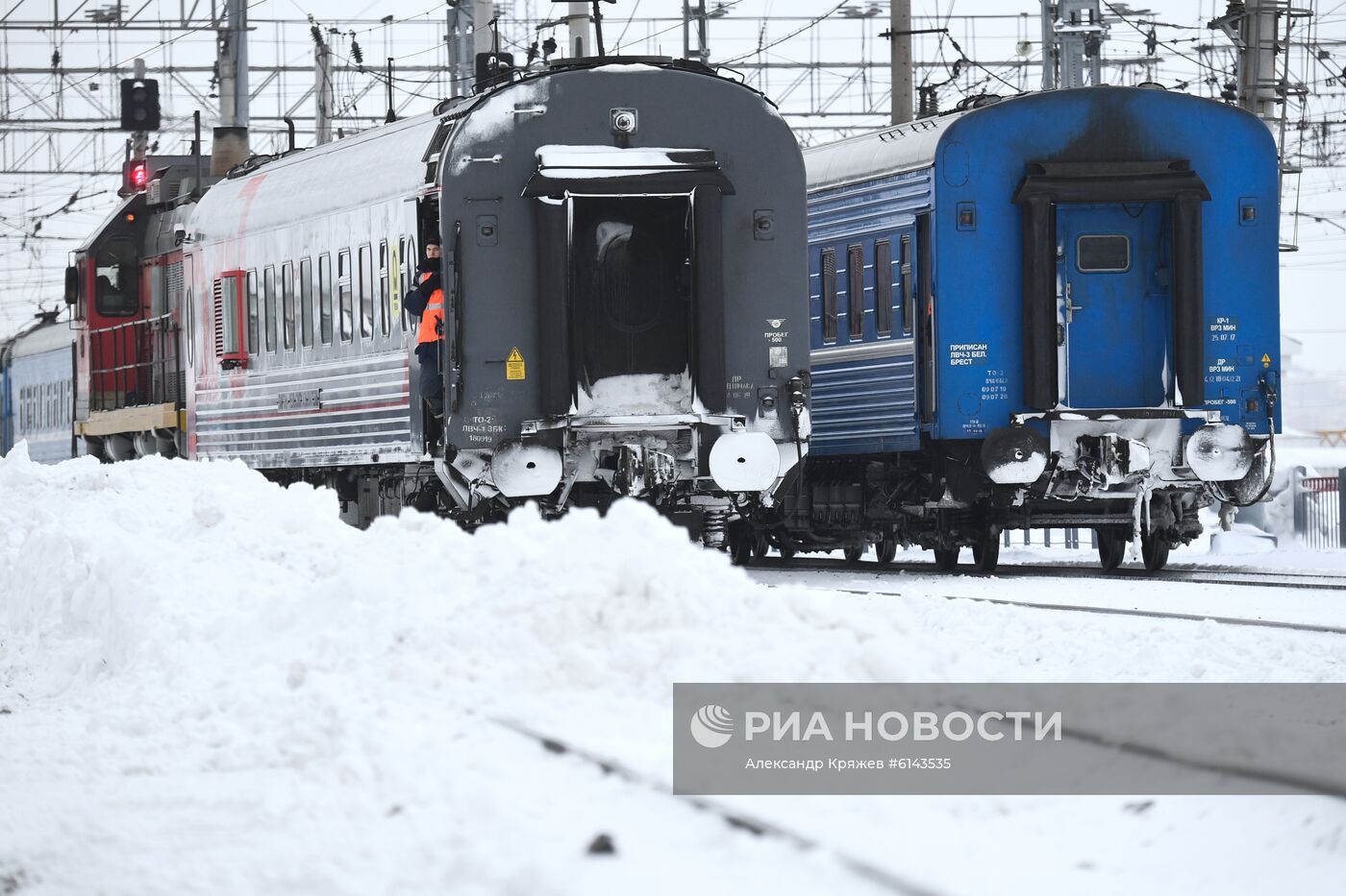 Уборка снега на железнодорожном вокзале в Новосибирске