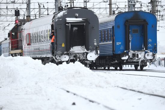 Уборка снега на железнодорожном вокзале в Новосибирске