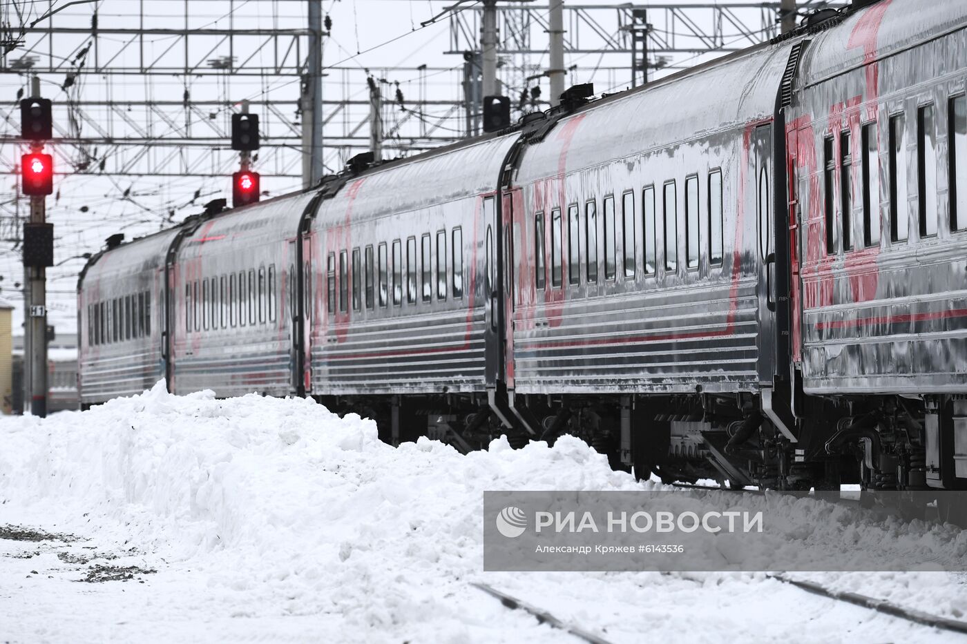 Уборка снега на железнодорожном вокзале в Новосибирске