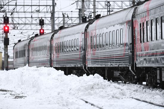 Уборка снега на железнодорожном вокзале в Новосибирске