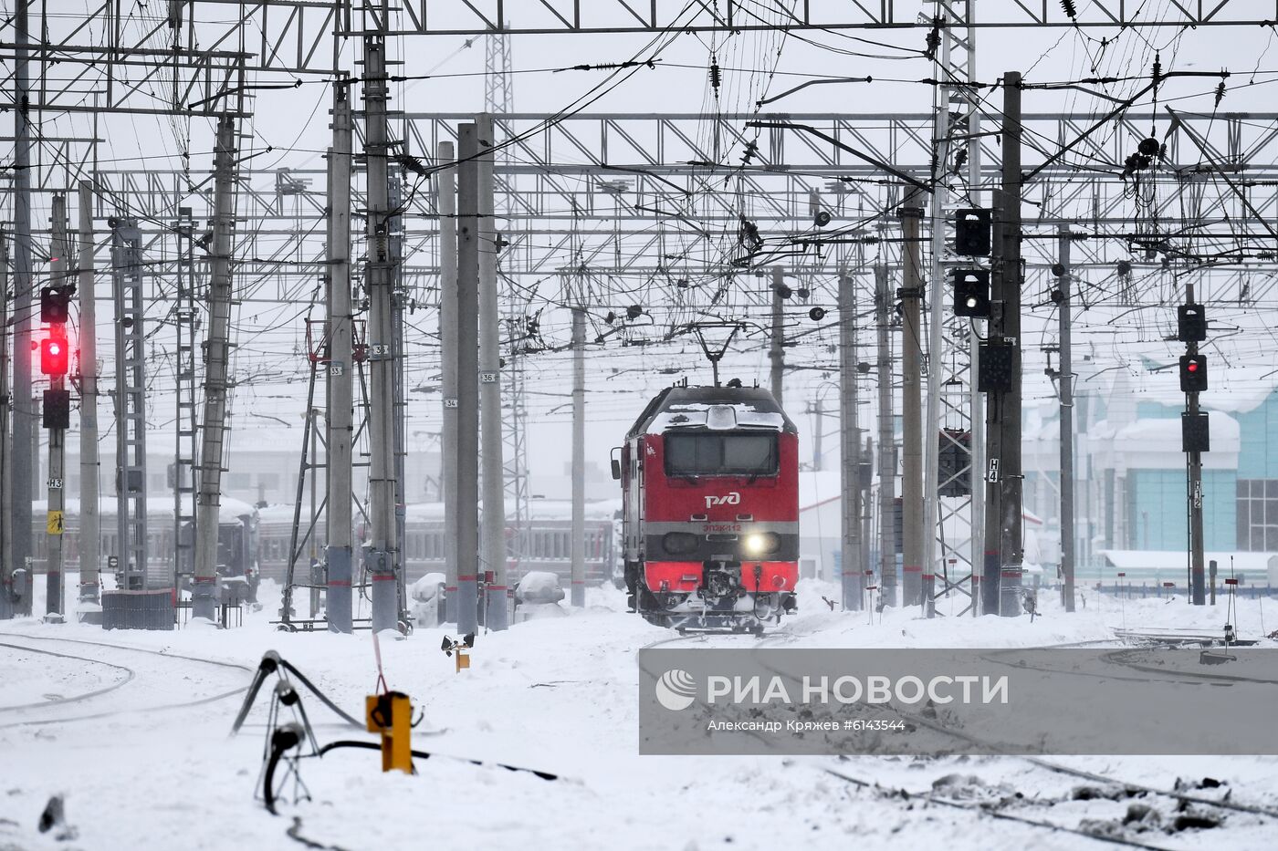 Уборка снега на железнодорожном вокзале в Новосибирске