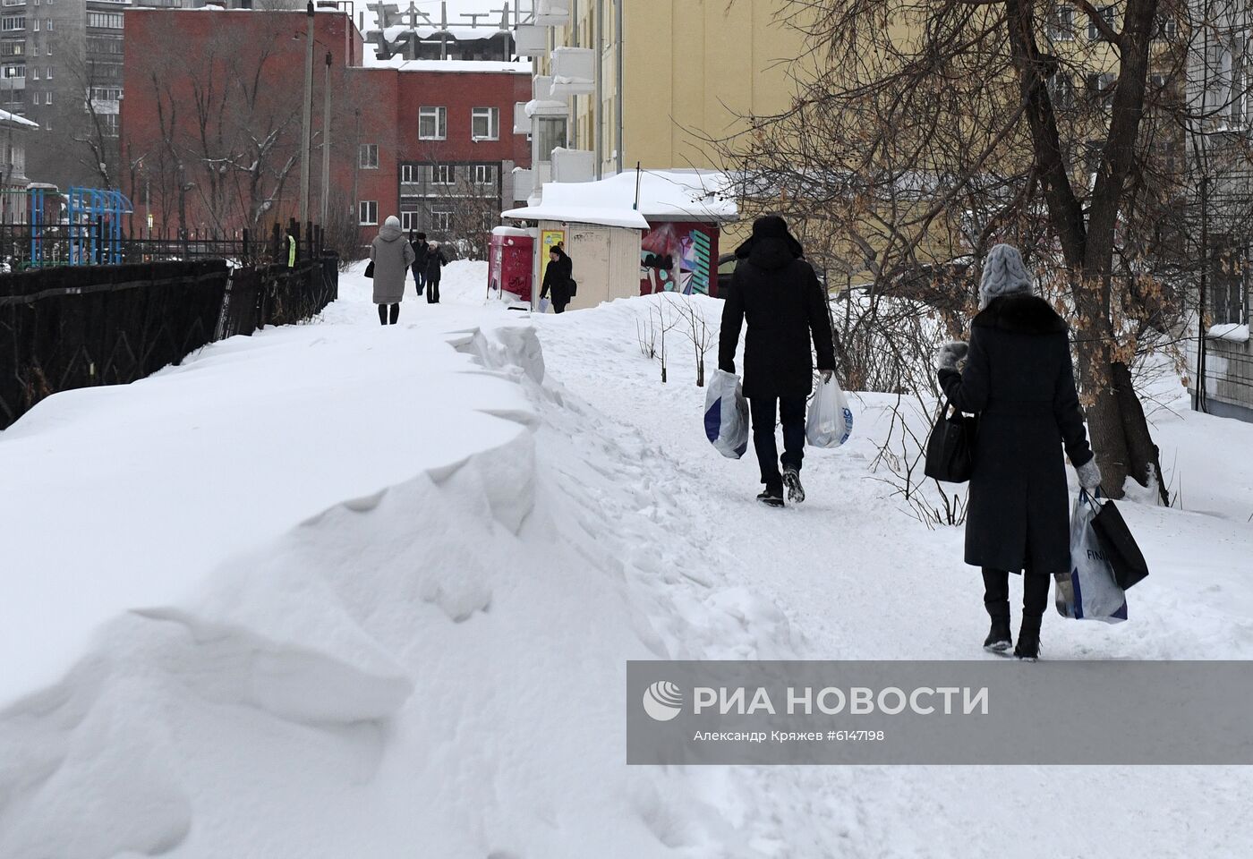 В Новосибирске ввели режим ЧС из-за снега