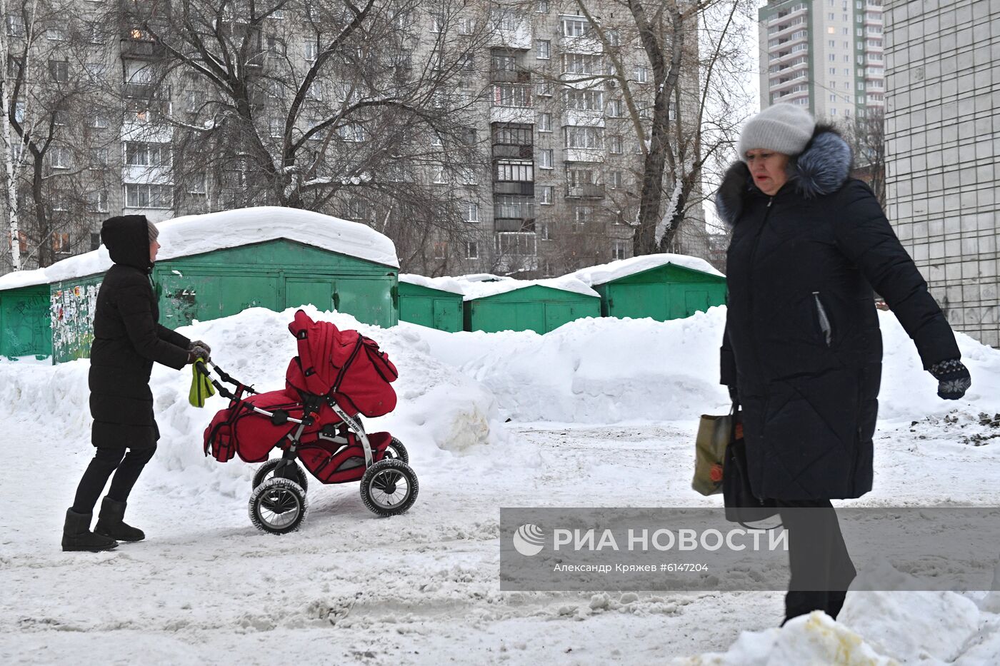 В Новосибирске ввели режим ЧС из-за снега