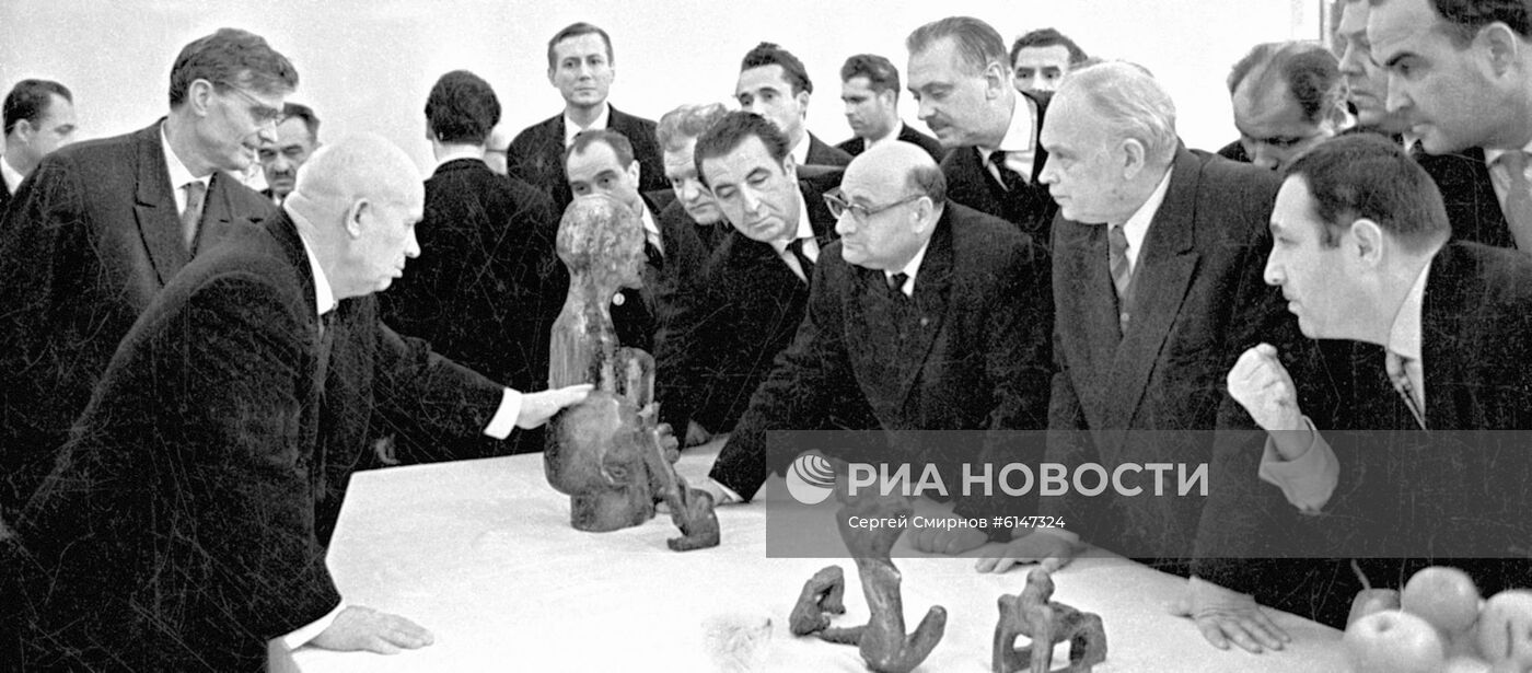 Никита Хрущев на выставке в Манеже, 1962 г
