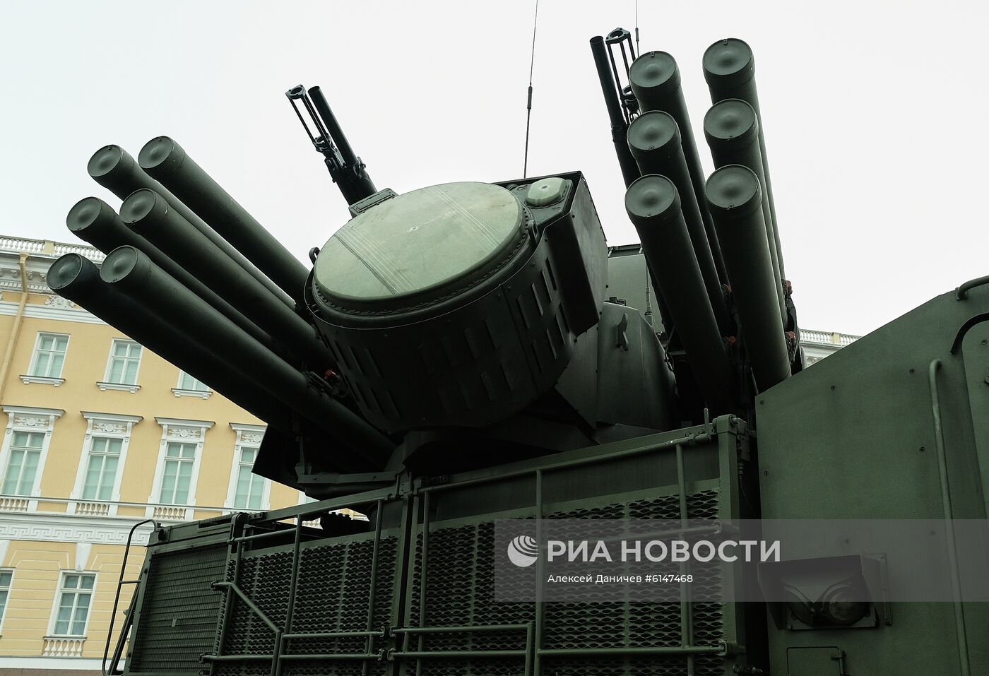 Выставка исторической и военной техники в Санкт-Петербурге