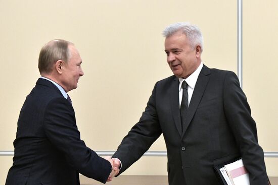 Президент РФ В. Путин встретился с главой ПАО "Лукойл" В. Алекперовым