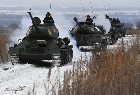 Показательный выезд исторической бронетехники в Приморье