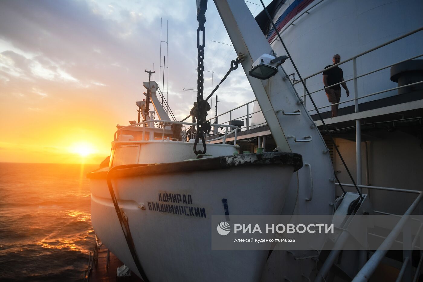 Исследовательское судно "Адмирал Владимирский" на пути из Монтевидео в Антарктиду