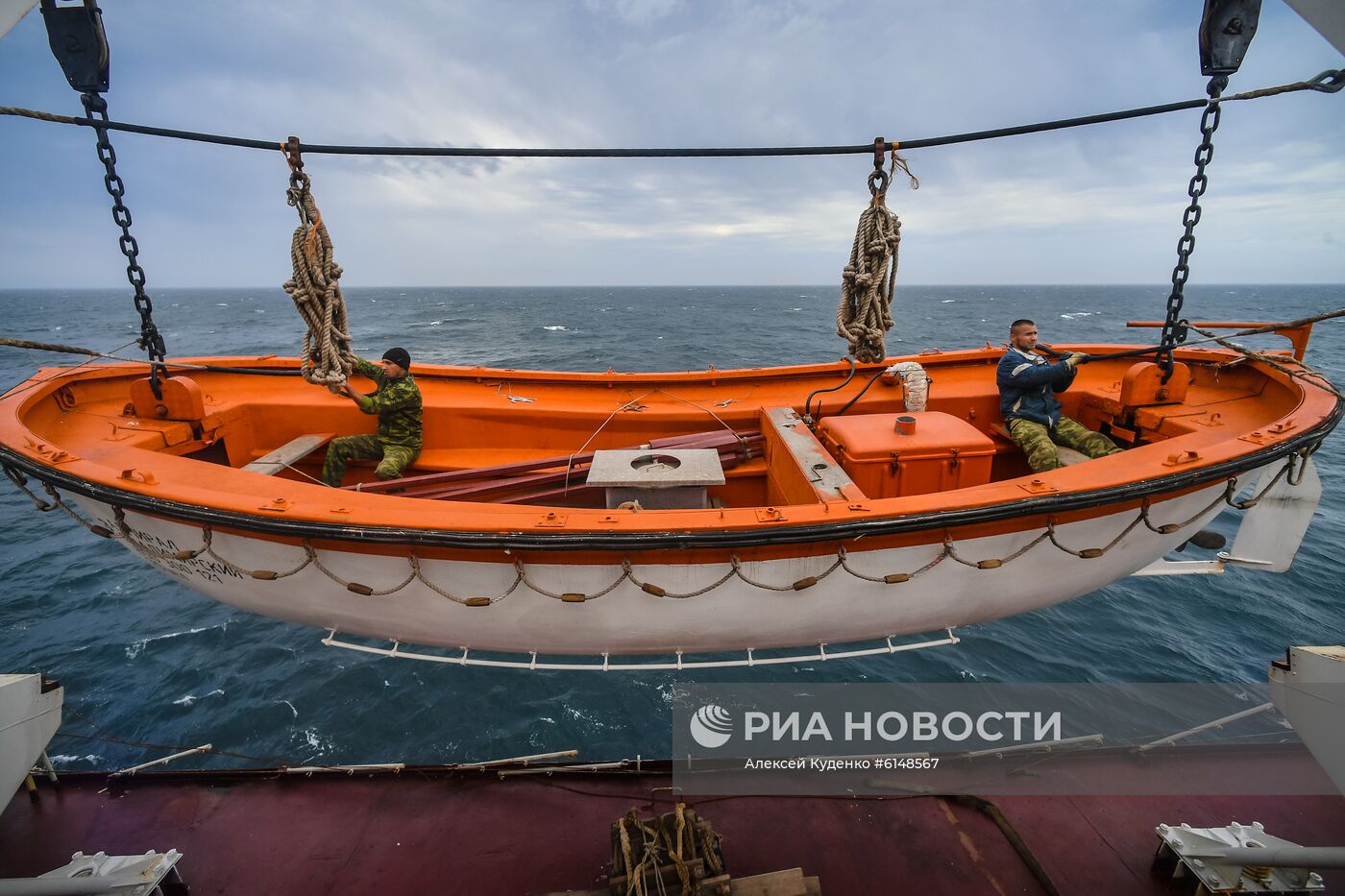 Исследовательское судно "Адмирал Владимирский" на пути из Монтевидео в Антарктиду