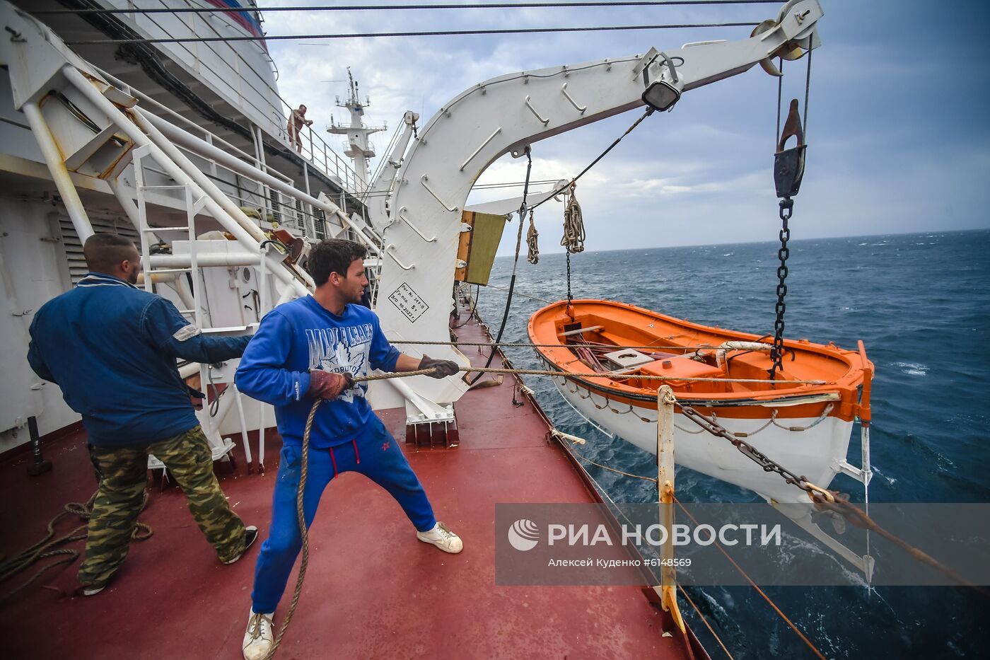 Исследовательское судно "Адмирал Владимирский" на пути из Монтевидео в Антарктиду