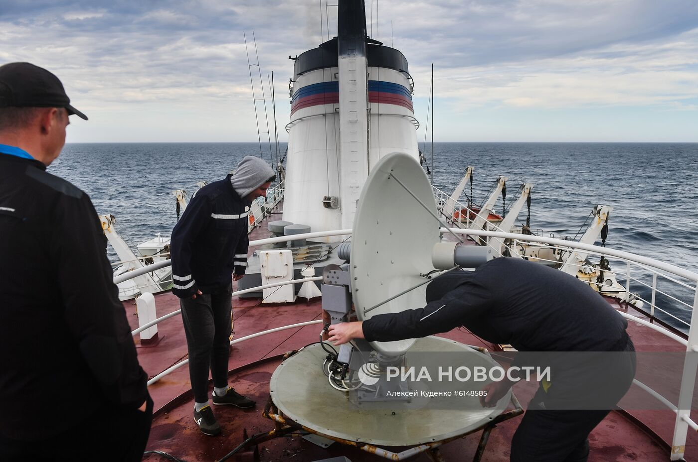 Исследовательское судно "Адмирал Владимирский" на пути из Монтевидео в Антарктиду