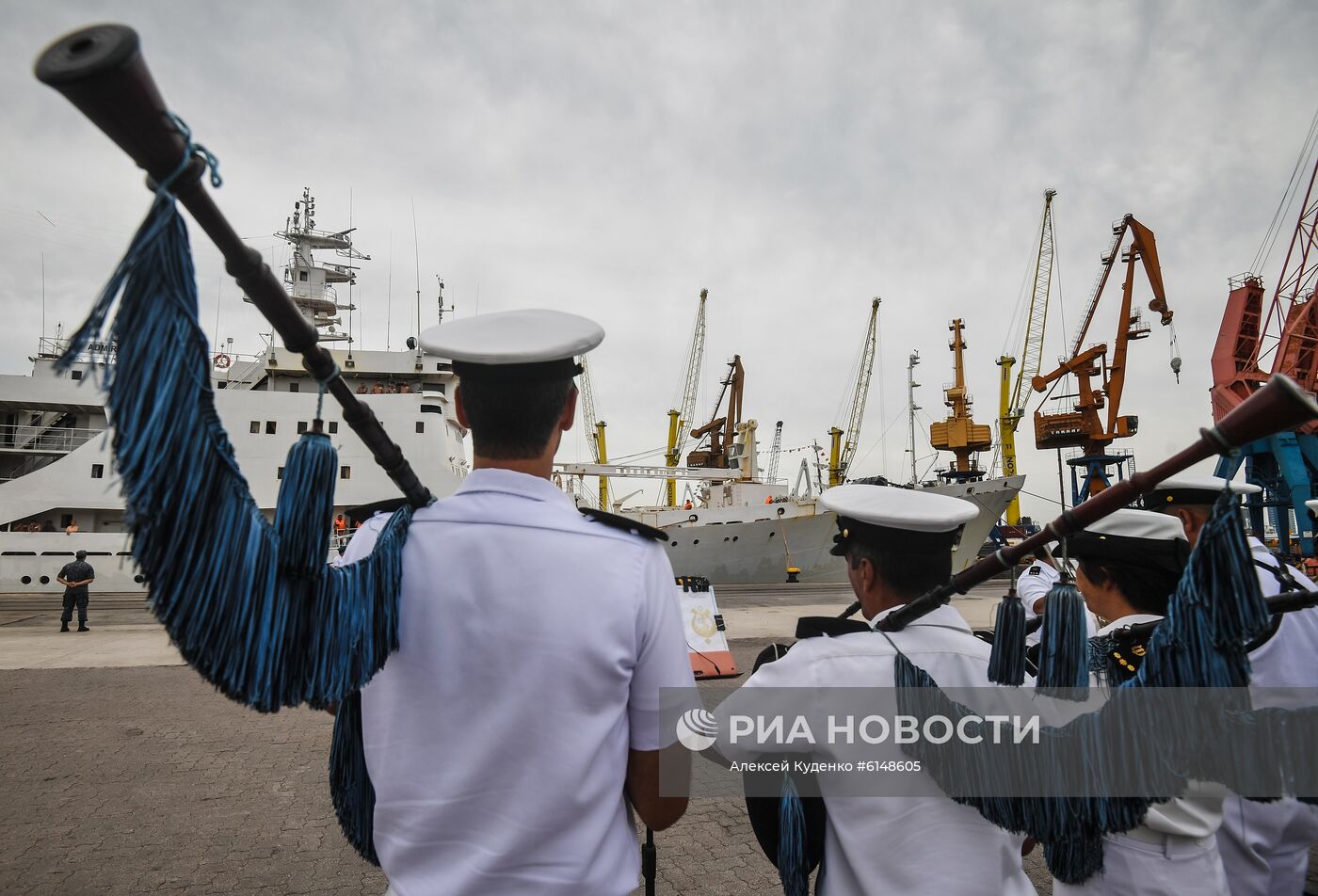 Исследовательское судно "Адмирал Владимирский" на пути из Монтевидео в Антарктиду