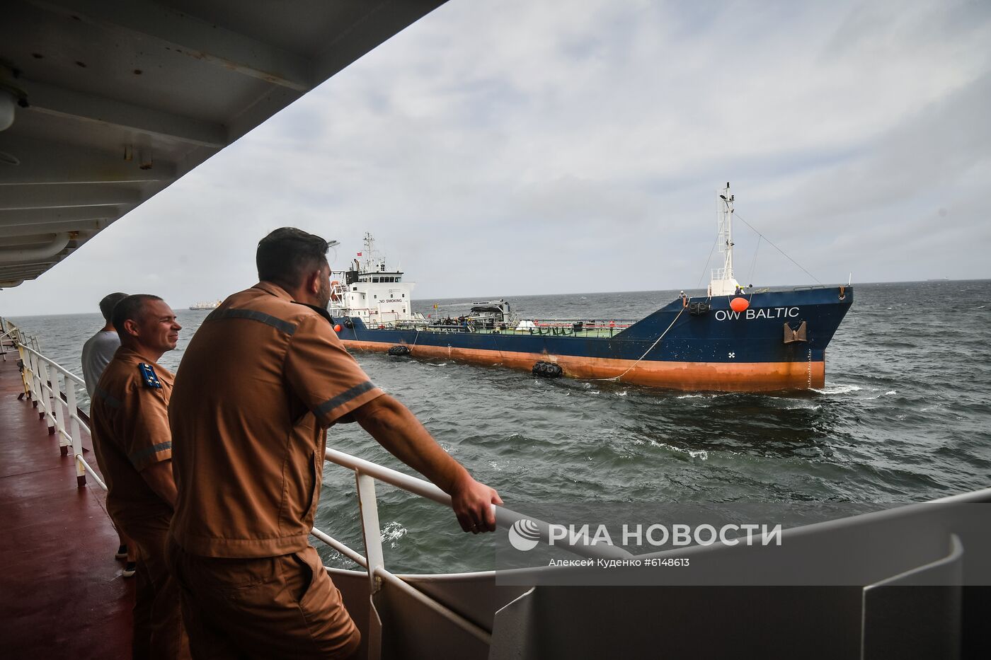 Исследовательское судно "Адмирал Владимирский" на пути из Монтевидео в Антарктиду