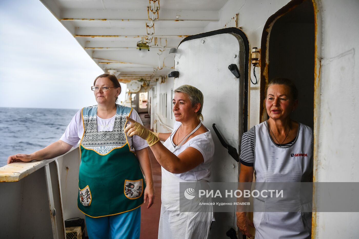 Исследовательское судно "Адмирал Владимирский" на пути из Монтевидео в Антарктиду