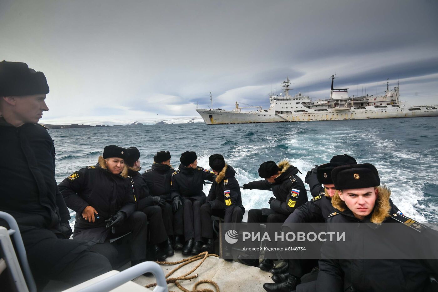 Исследовательское судно "Адмирал Владимирский" на пути из Монтевидео в Антарктиду