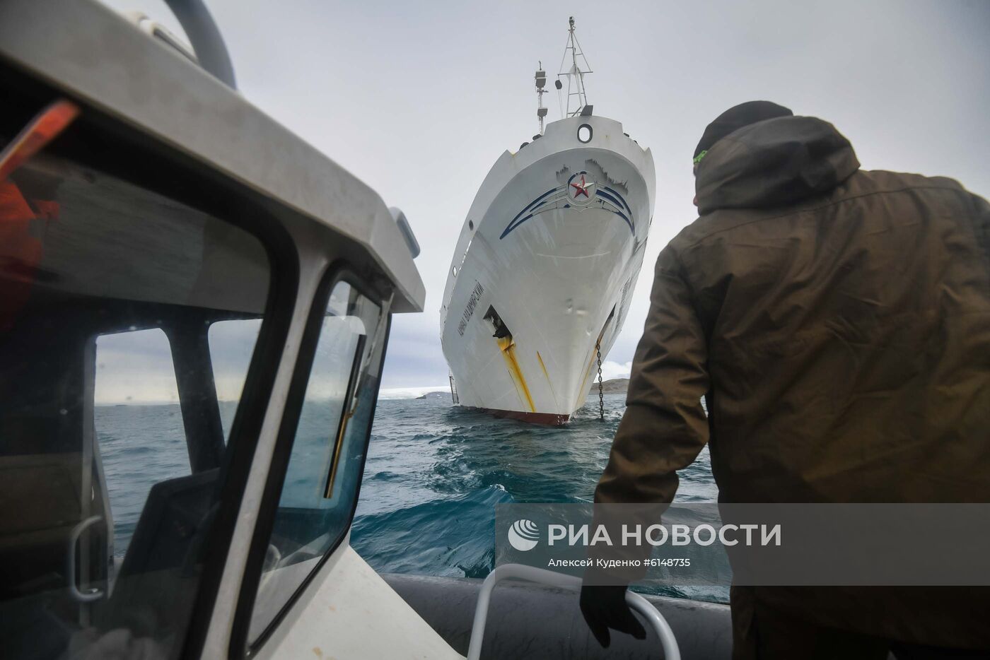 Исследовательское судно "Адмирал Владимирский" на пути из Монтевидео в Антарктиду