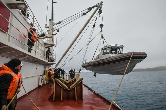 Исследовательское судно "Адмирал Владимирский" на пути из Монтевидео в Антарктиду