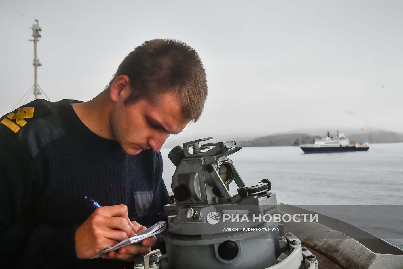 Исследовательское судно "Адмирал Владимирский" на пути из Монтевидео в Антарктиду