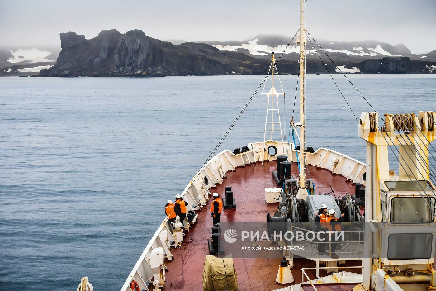 Исследовательское судно "Адмирал Владимирский" на пути из Монтевидео в Антарктиду