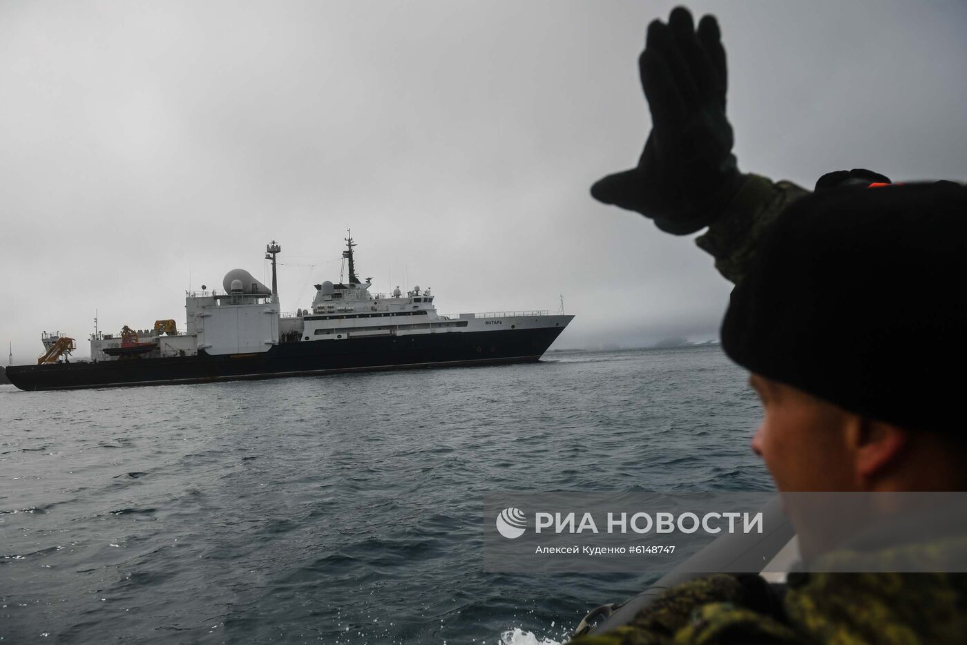 Исследовательское судно "Адмирал Владимирский" на пути из Монтевидео в Антарктиду