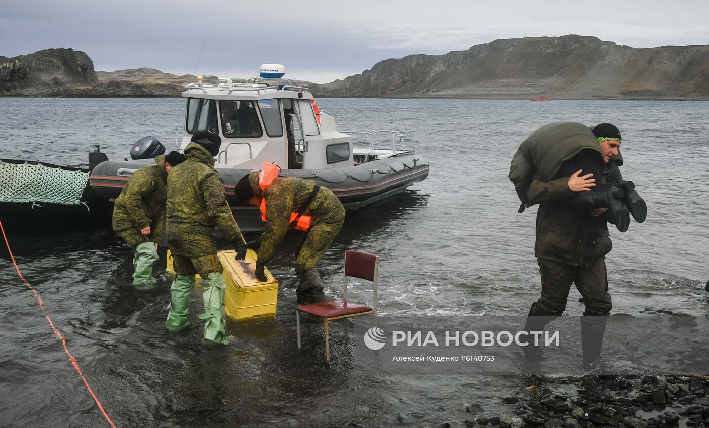 Исследовательское судно "Адмирал Владимирский" на пути из Монтевидео в Антарктиду