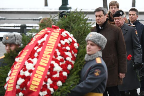Премьер-министр Баварии М. Зедер возложил цветы к Могиле Неизвестного Солдата 