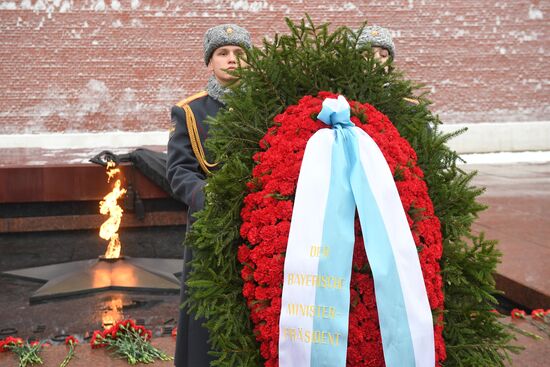 Премьер-министр Баварии М. Зедер возложил цветы к Могиле Неизвестного Солдата 