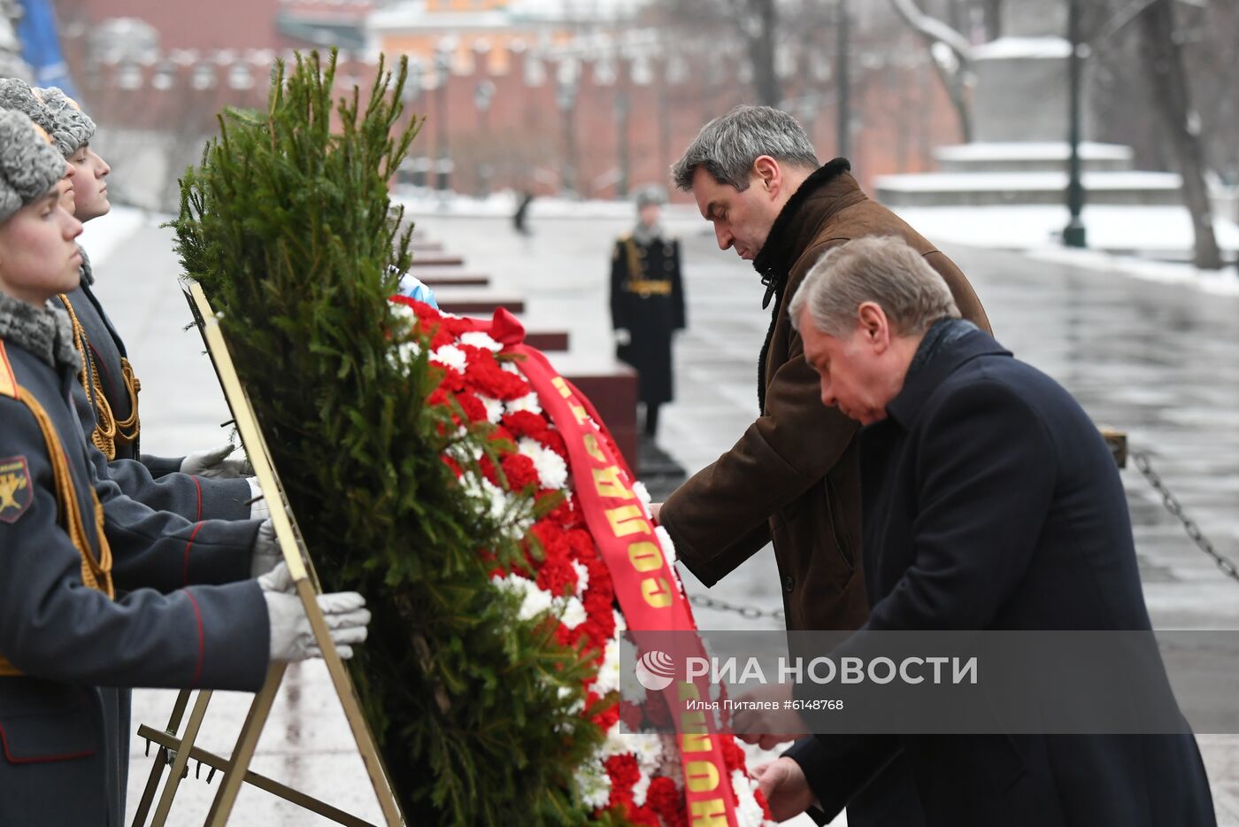 Премьер-министр Баварии М. Зедер возложил цветы к Могиле Неизвестного Солдата 