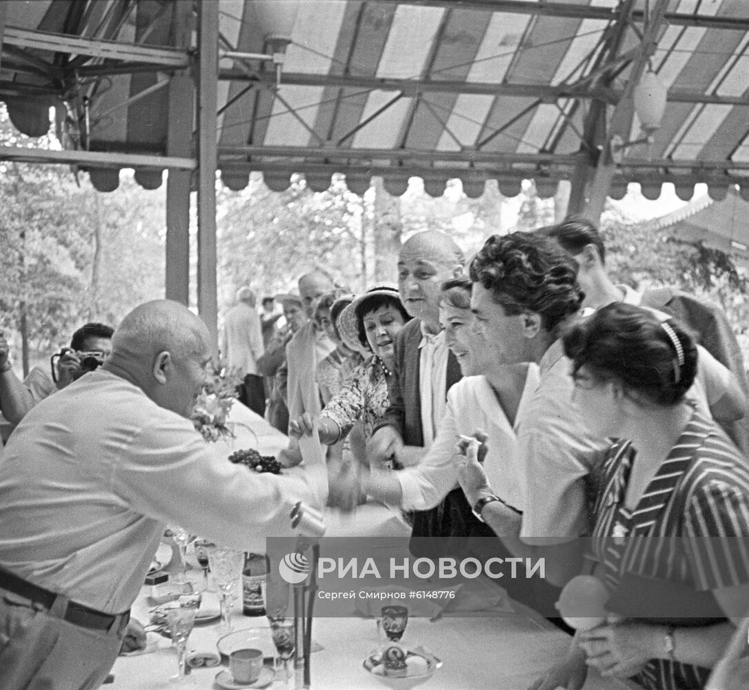 Встреча Н. Хрущева с интеллигенцией на госдаче в 1960 г