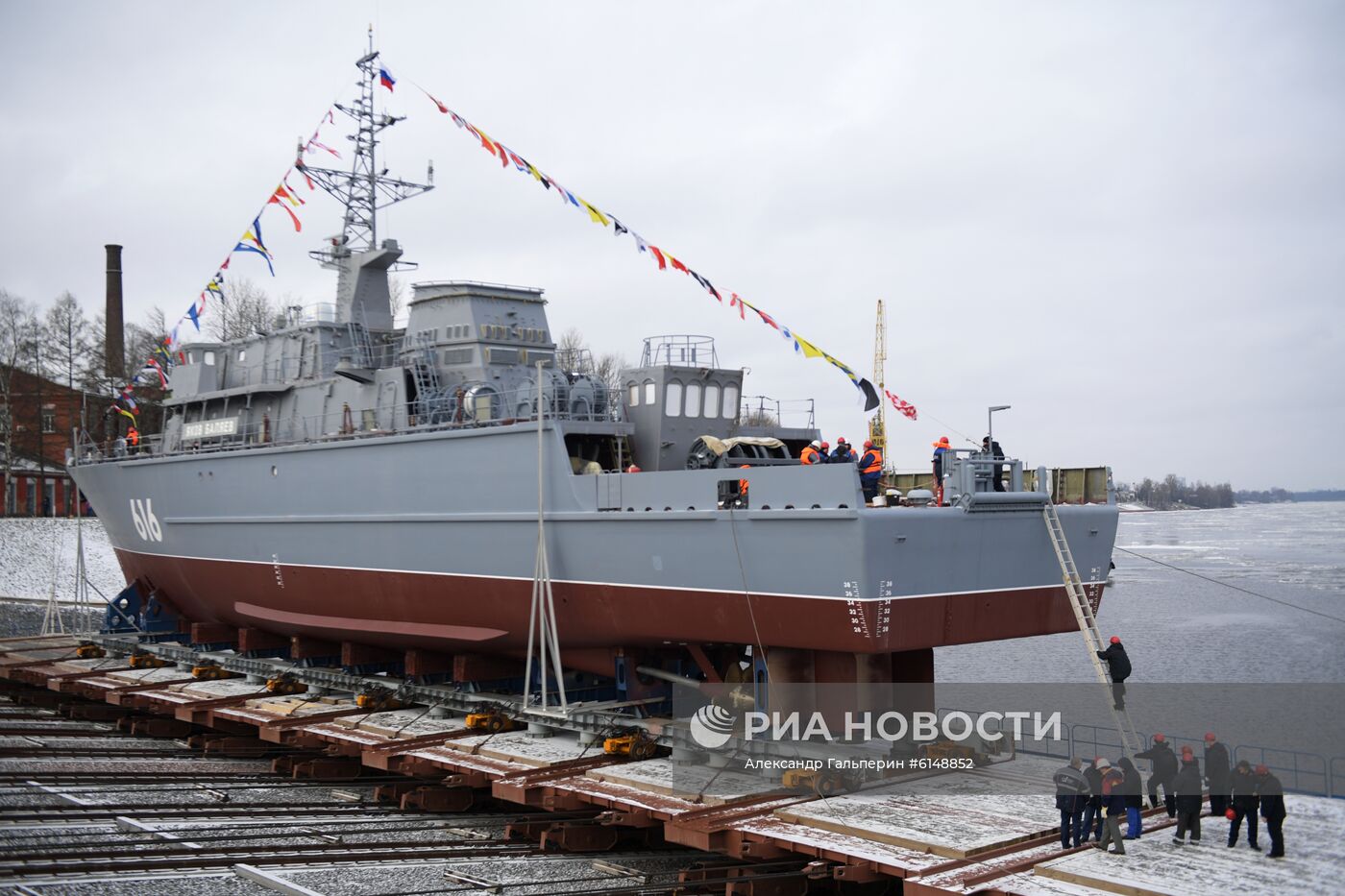 Спуск на воду корабля "Яков Баляев" в Санкт-Петербурге