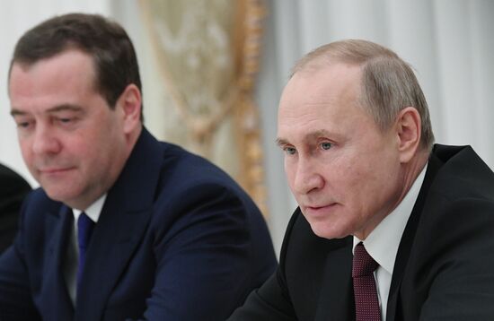 Президент РФ В. Путин встретился с бывшими членами правительства РФ