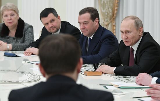 Президент РФ В. Путин встретился с бывшими членами правительства РФ